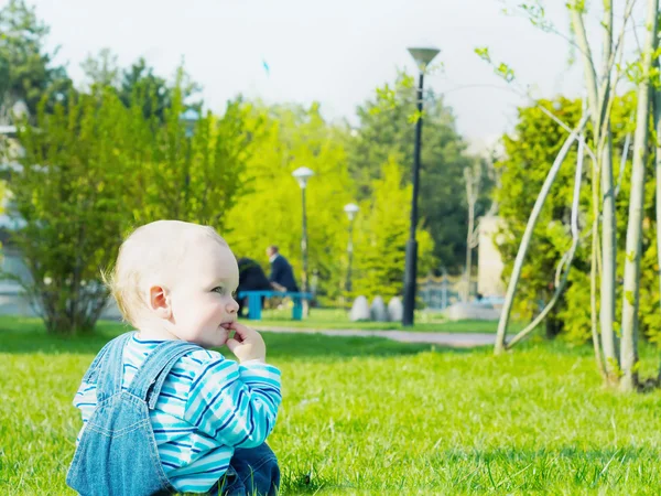 Baby i parken — Stockfoto