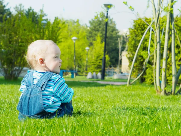 Baby in the park — Stock Photo, Image