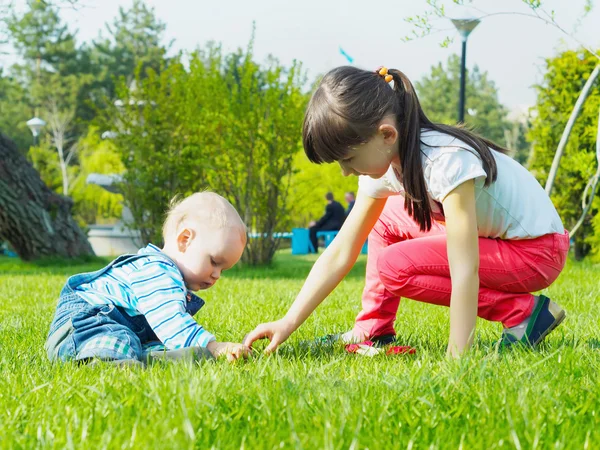 Kinderen in het park — Stockfoto