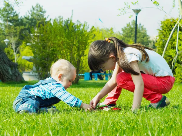 Kinderen in het park — Stockfoto