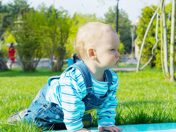 Baby i parken — Stockfoto