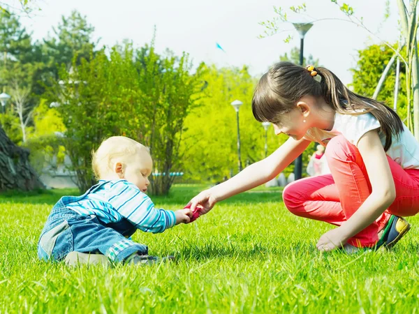 公園の子供たちは — ストック写真