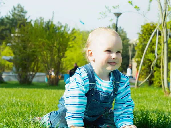 Bébé dans le parc — Photo