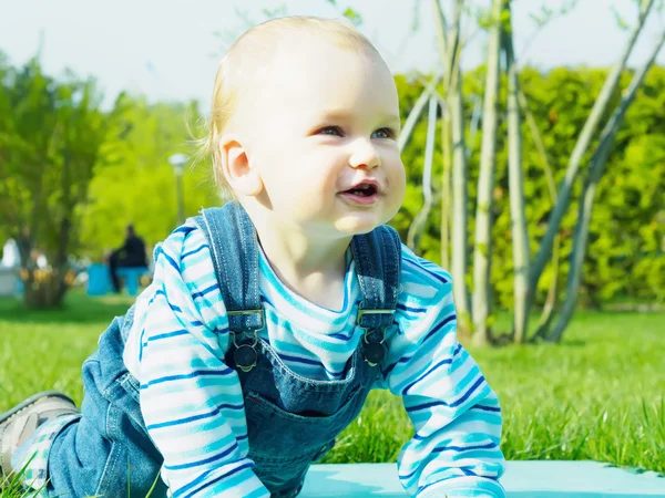 Bébé dans le parc — Photo