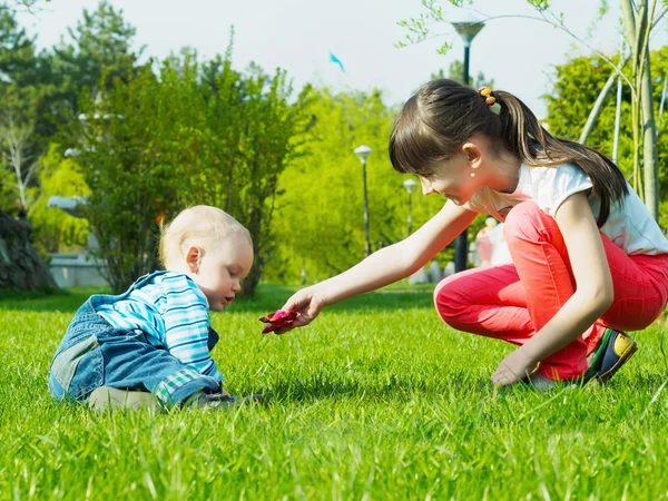 Enfants dans le parc — Photo