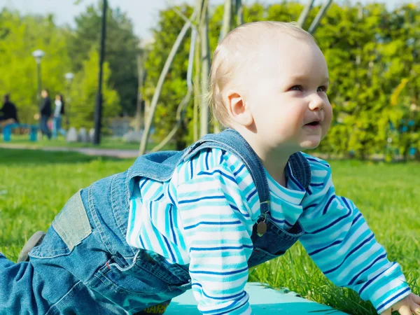 Baby i parken — Stockfoto