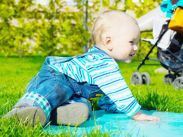 Baby i parken — Stockfoto