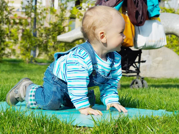 Baby in the park — Stock Photo, Image