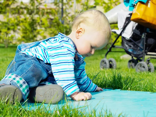 Baby i parken — Stockfoto