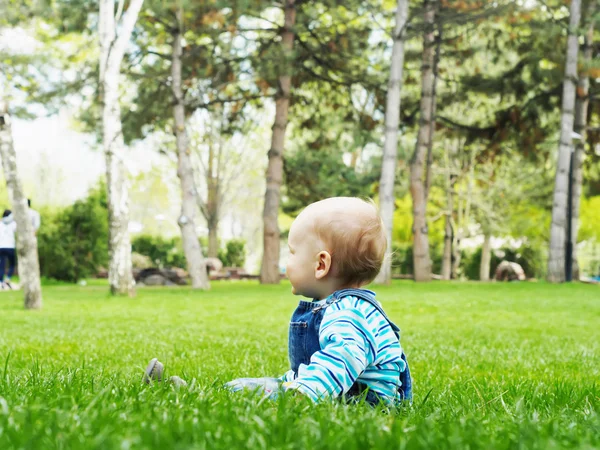 Baby i parken — Stockfoto