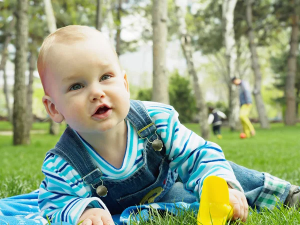 Baby i parken — Stockfoto