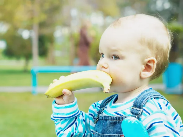 Bebê com banana — Fotografia de Stock
