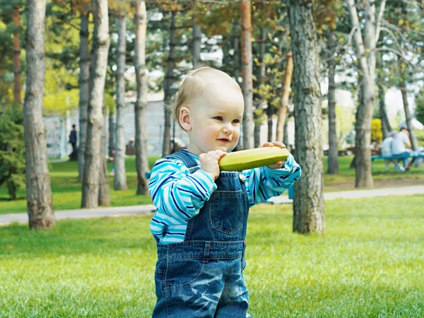 Bebé con plátano — Foto de Stock