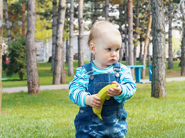 Bambino con banana — Foto Stock