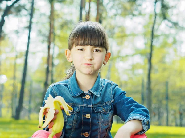 Chica con plátano — Foto de Stock