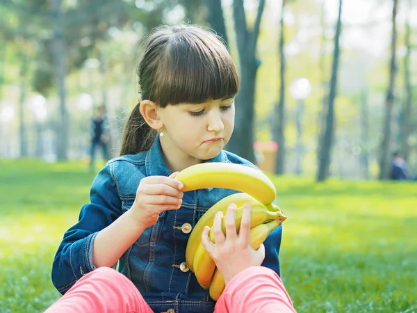 Girl with banana — Stock Photo, Image