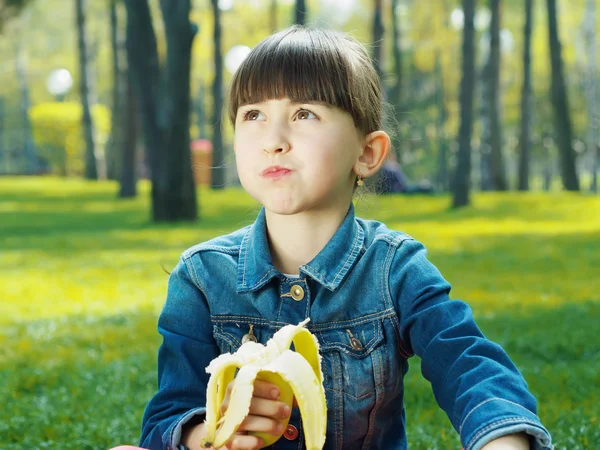 Девушка с бананом — стоковое фото