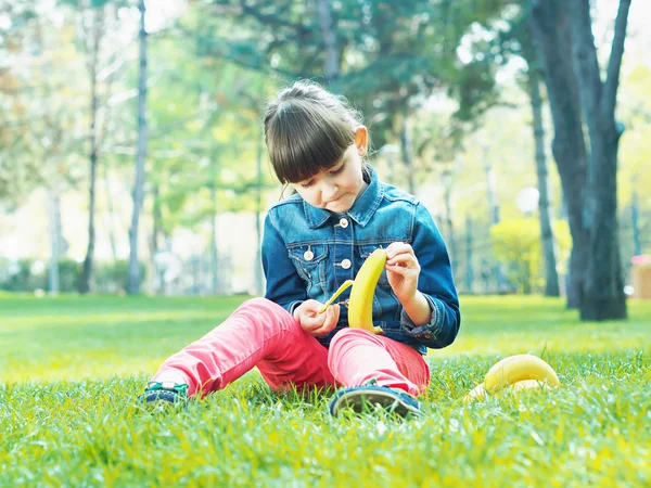 Menina com banana — Fotografia de Stock