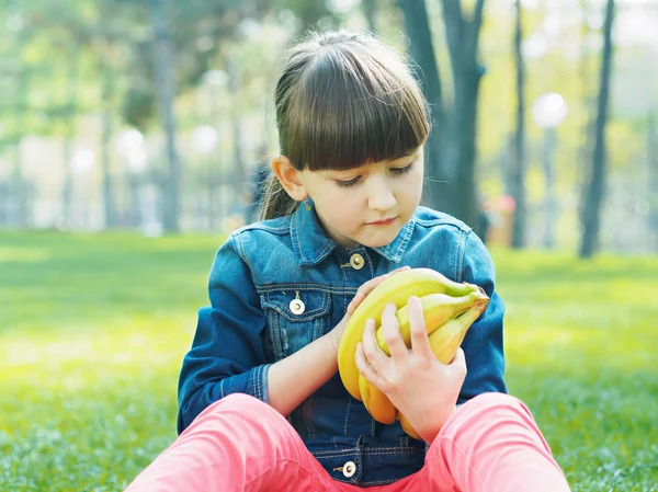 Κορίτσι με μπανάνα — Φωτογραφία Αρχείου