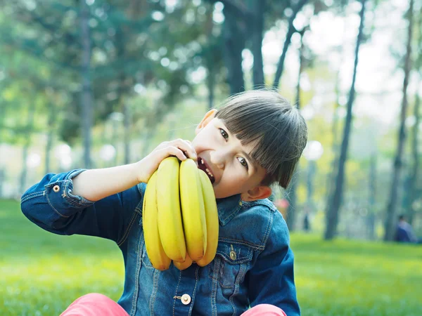 Девушка с бананом — стоковое фото