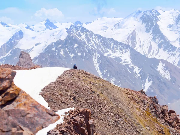 Les alpinistes aux montagnes — Photo