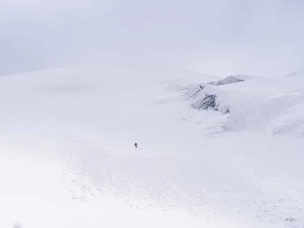 Skifahrer in den Bergen — Stockfoto