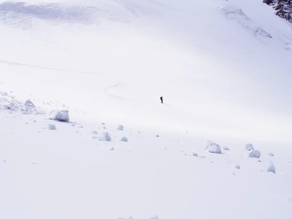 山のスキーヤー — ストック写真