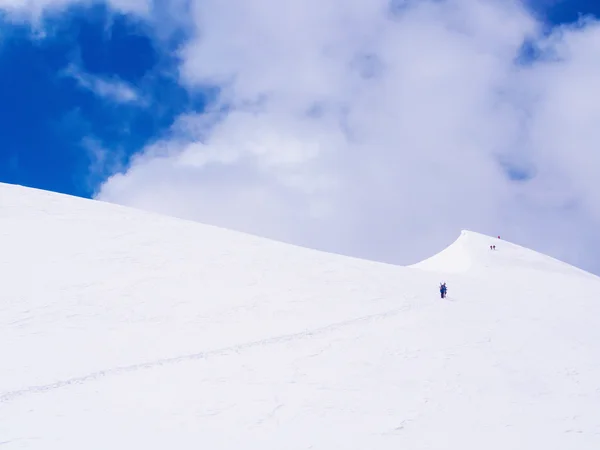 Les alpinistes aux montagnes — Photo