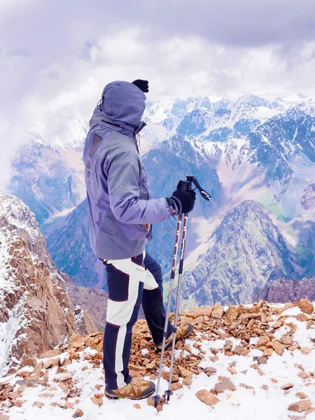 Bergsteiger in den Bergen — Stockfoto