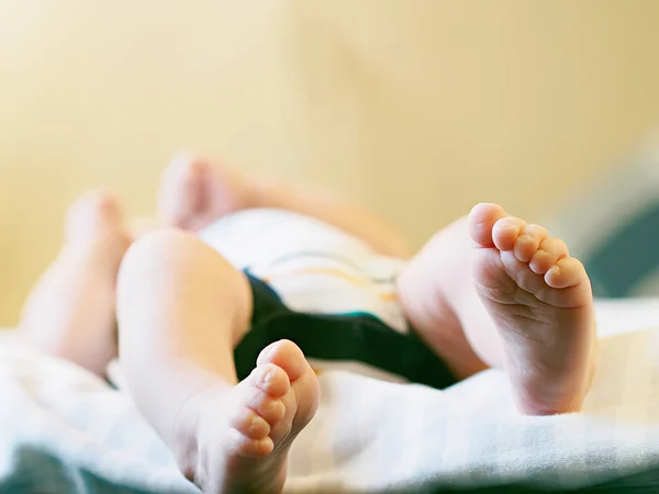 Porträt kaukasischer Babyfüße — Stockfoto