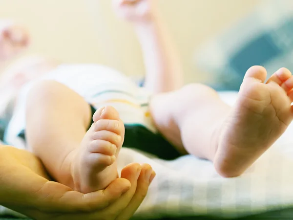 Porträt kaukasischer Babyfüße — Stockfoto