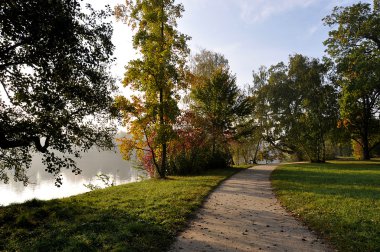parkta sonbahar sabahı