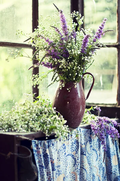 Wiesenblumen in der Vase — Stockfoto