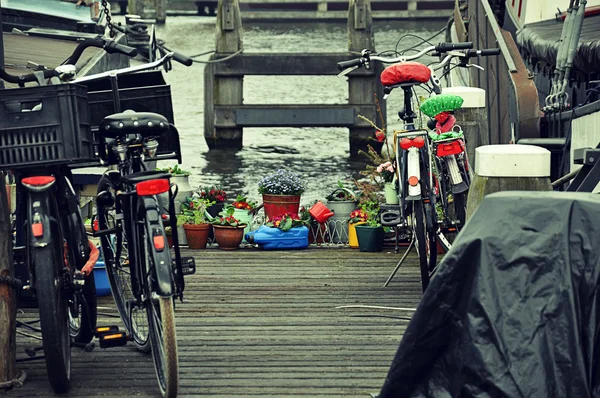 Bicicletas en la pasarela — Foto de Stock