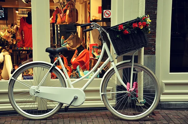 Bicicleta branca com cesta de vime Fotografia De Stock