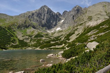 Dağlarda yürüyüş.