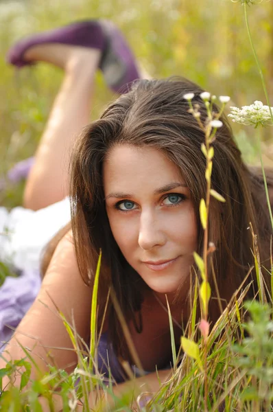 Beautiful girl lying in the grass — Stock Photo, Image