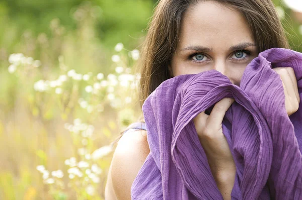 Retrato de una hermosa mujer con ojos azules —  Fotos de Stock