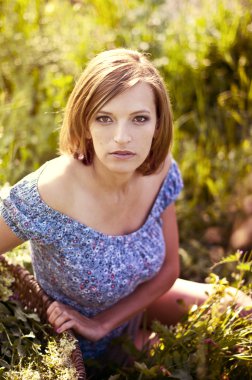 çayır üzerinde oturan güzel kadın