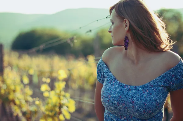 美しい女性のブドウ畑を見て — ストック写真