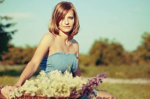 Piękna kobieta z pola kwiatów — Zdjęcie stockowe