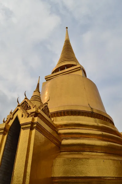Golden Chedi in the Emerald Buddha Temple, Bangkok — Stock Photo, Image