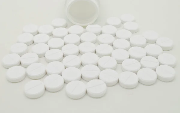 Białe tabletki — Zdjęcie stockowe