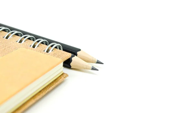 Caderno e lápis sobre fundo branco — Fotografia de Stock