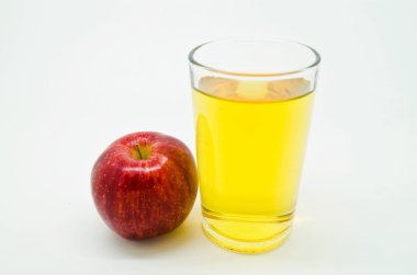 elma ve elma suyu bir bardak