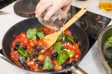 tomatoes with basil, pasta sauce, Italian cuisine