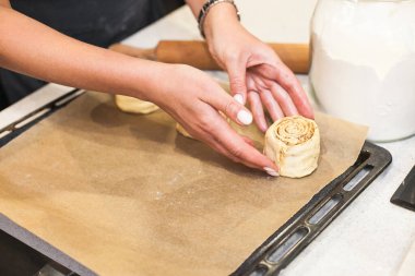 cinnabon, cinnabon preparation, baked goods, cinnamon roll