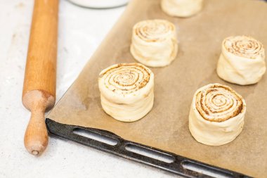 cinnabon, cinnabon preparation, baked goods, cinnamon roll