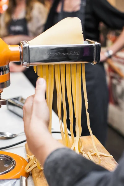 Italian Pasta Spaghetti Dough Cutting — Stok Foto