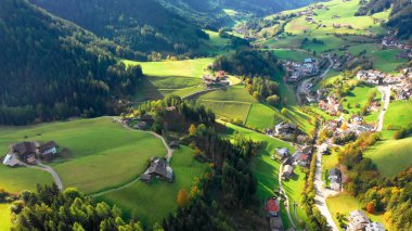 Dağ manzaralı dağ kasabası İtalya